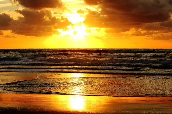 Olas del mar al atardecer