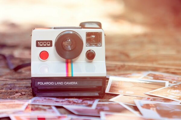 Aparat polaroid retro i jego natychmiastowe zdjęcia