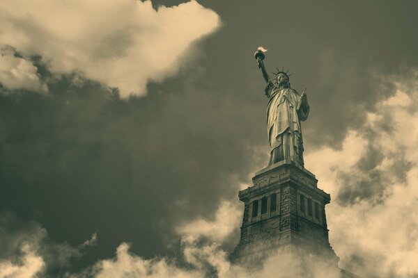 Statue de la liberté sur fond de nuages