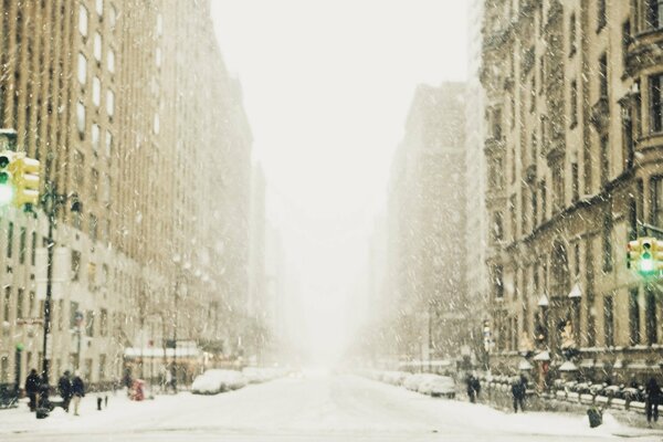 Verschneite Straße der Metropole im Winter