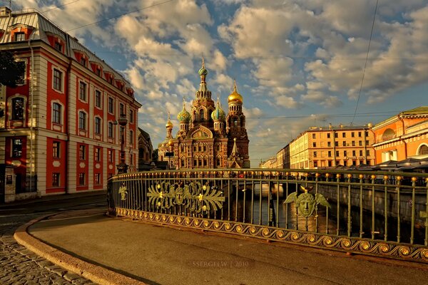 Набережная санкт-петербурга под закатным солнцем