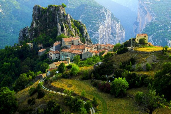 Villaggio alpino nella gola di montagna