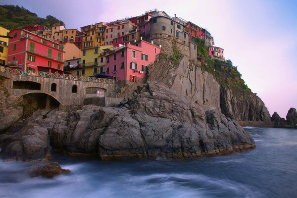 Maisons colorées lumineuses sur les rochers