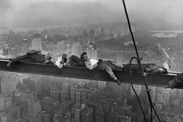 New Yorker Arbeiter ruhen sich vor dem Hintergrund von Wolkenkratzern aus