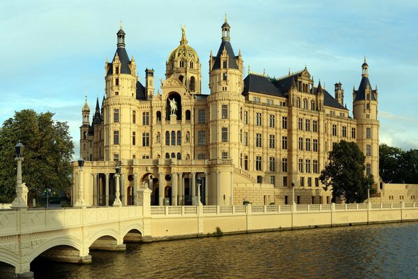 Schöne Architektur des Gebäudes. Altes Gebäude am Flussufer