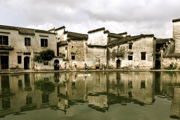 Die Reflexion der Stadt im Wasser