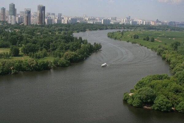 Promenade en yacht le long de la rivière Moscou