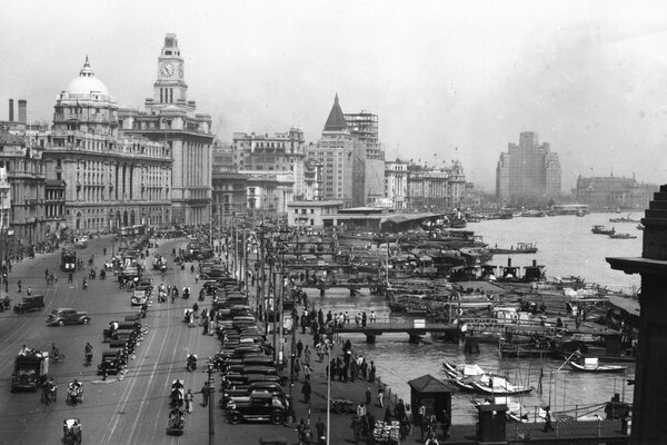 Черно-белое ретро фото набережной в Шанхайе