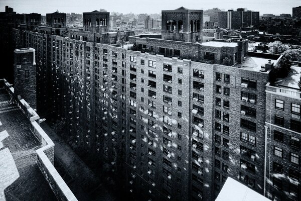 Edificios, edificios, casas de la ciudad en una foto en blanco y negro