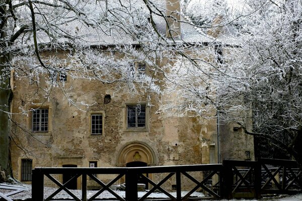 La casa tiene una valla de invierno y nieve