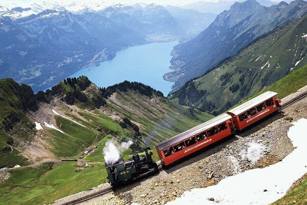 Piccolo treno turistico sulle pendici della montagna