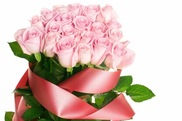 Różowy bukiet róż ze wstążką w bukiecie
