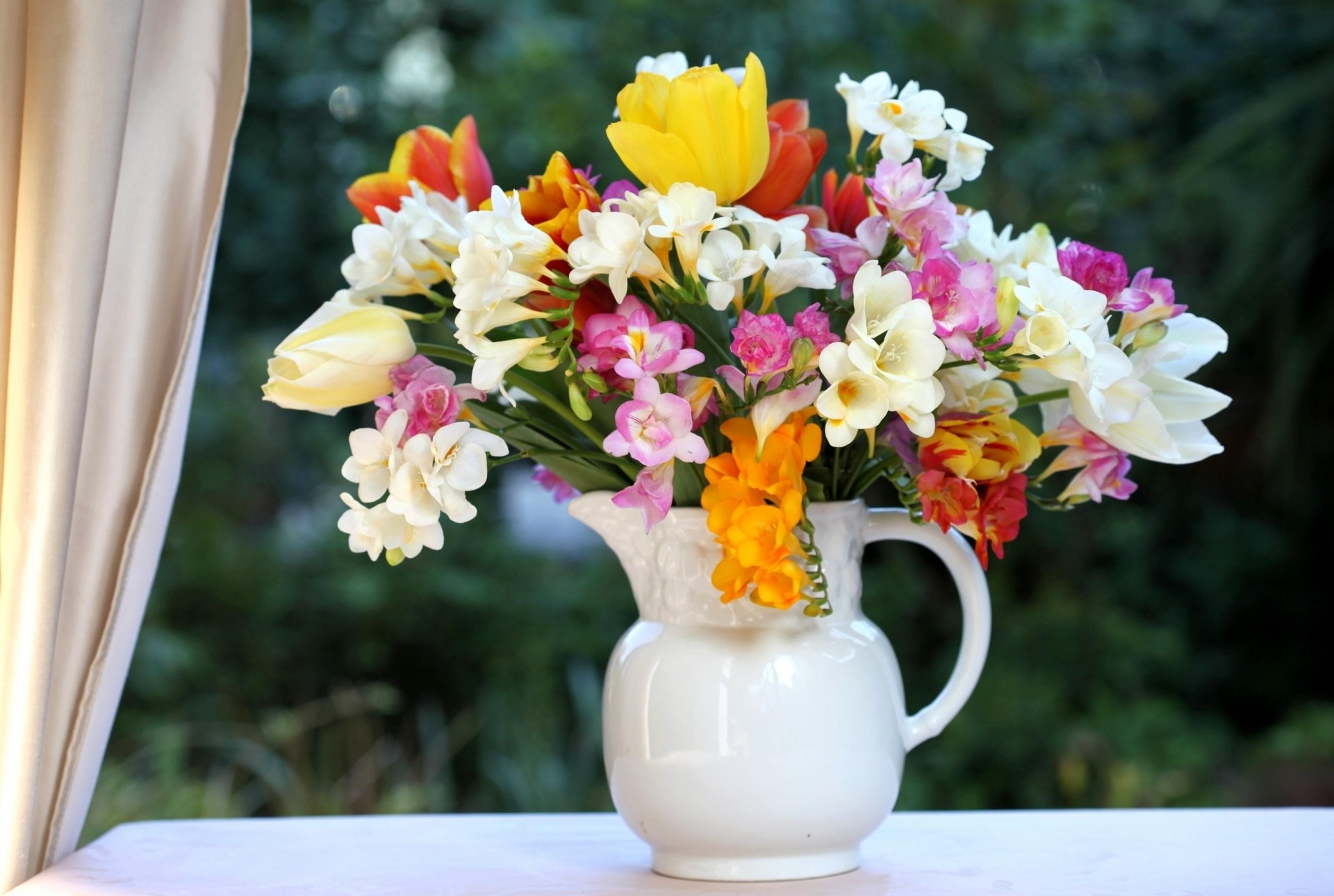 fenster blumenstrauß tulpen blumen krug freesien