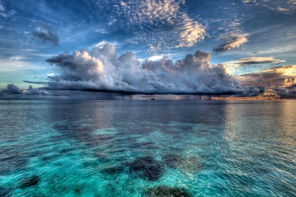 Nube clara en agua azul