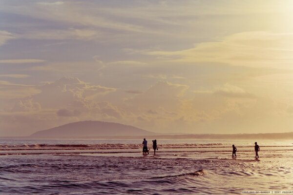 Paseo familiar por la playa