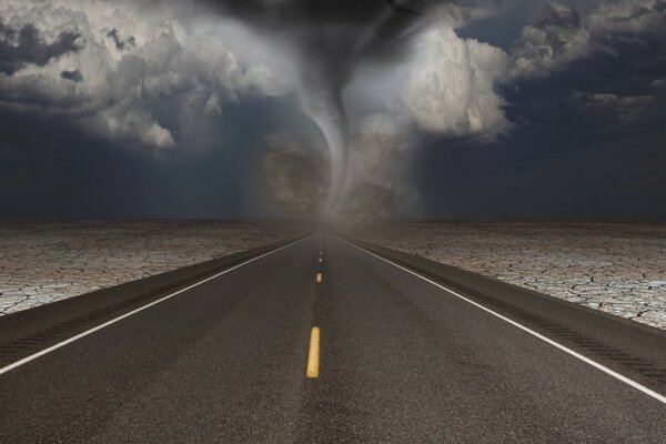 Tornado nad samotną autostradą na tle burzowego nieba