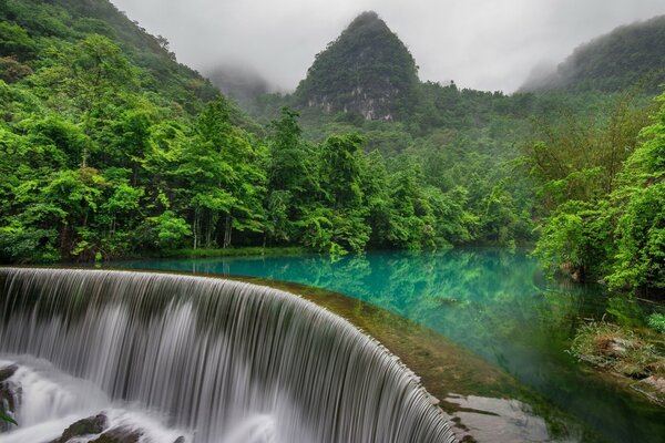 Wasseroberfläche mit Wasserfall