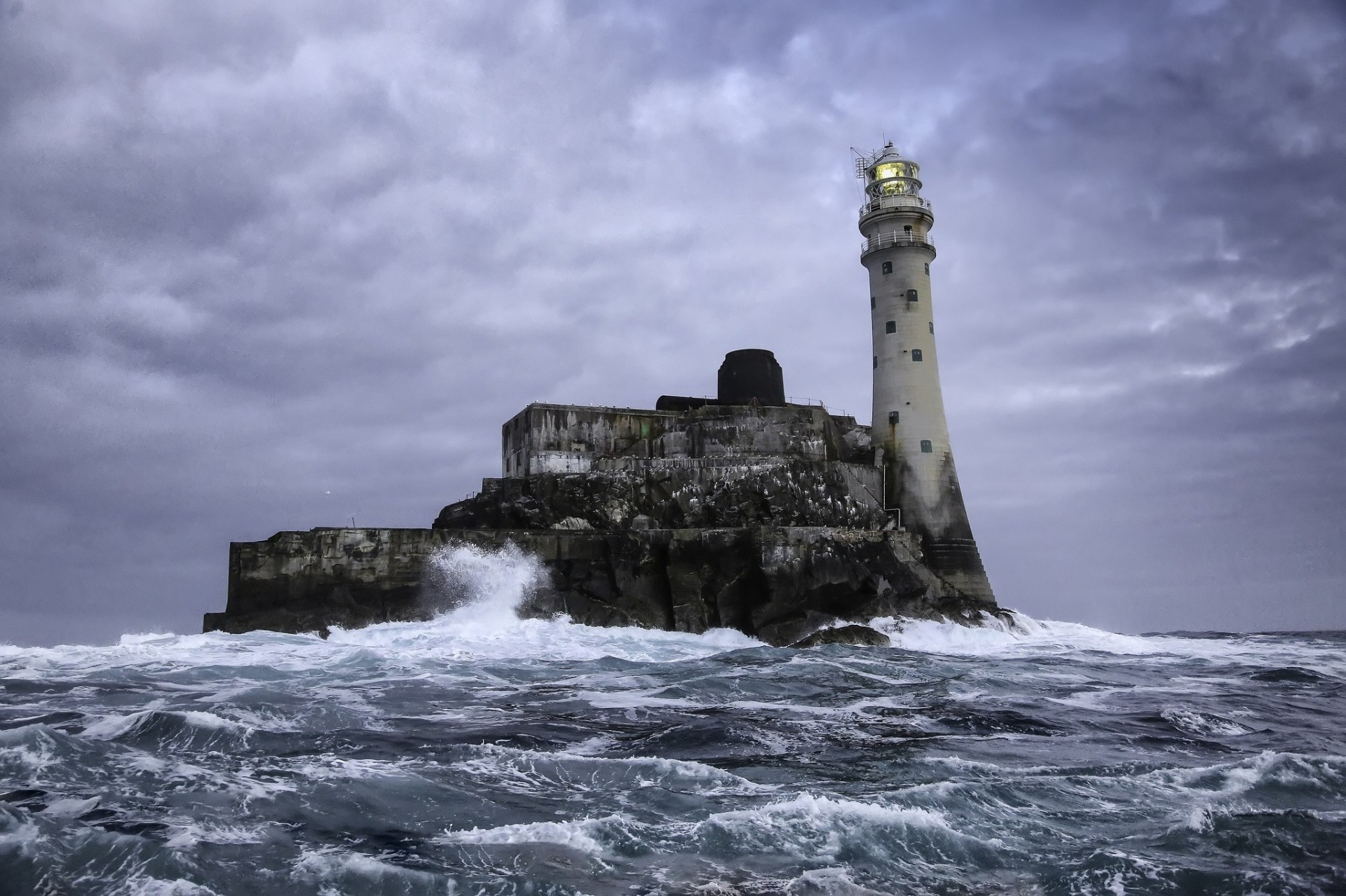 korek irlandia latarnia morska ocean atlantycki ocean wyspa skały