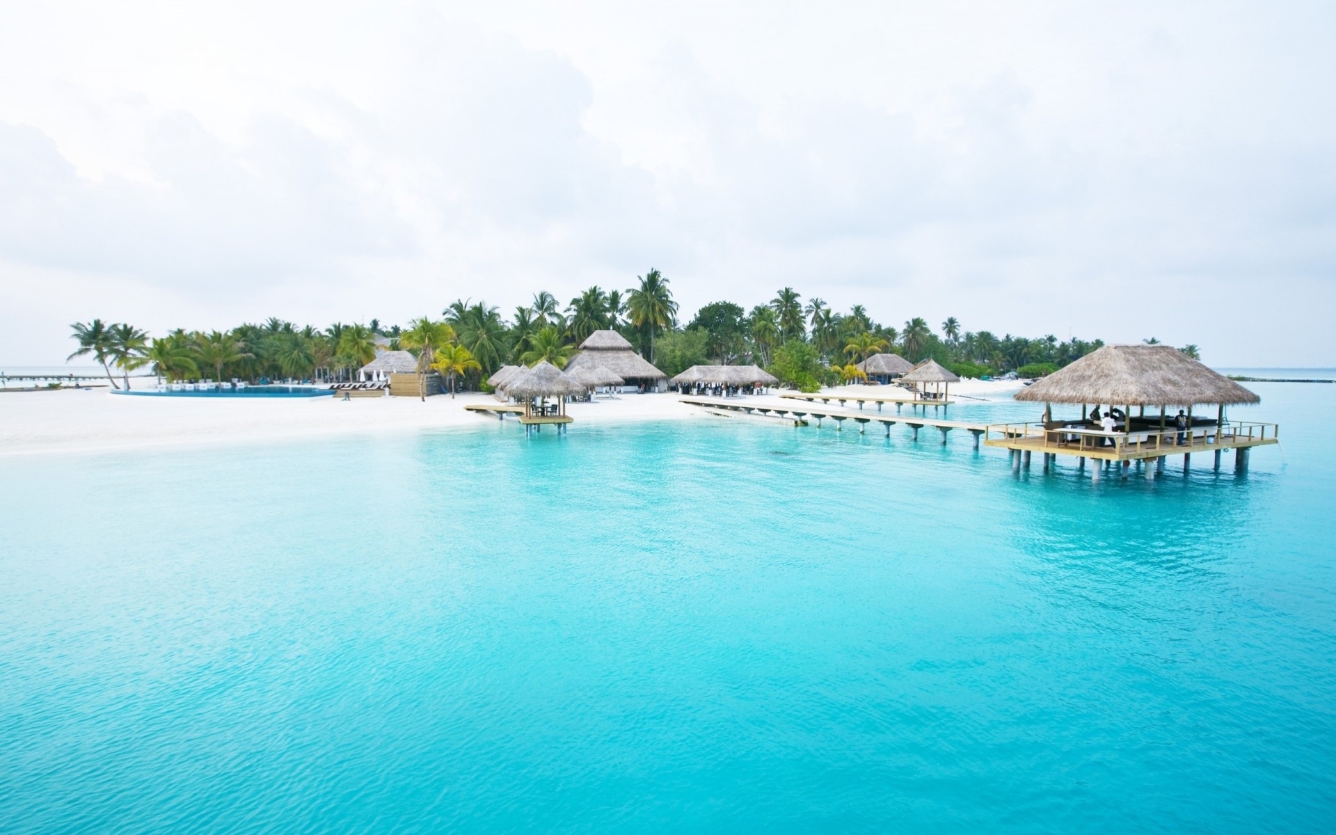 blu gazebo molo palme tropici isola cielo nuvoloso persone