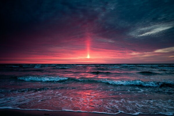 Bellissimo tramonto rosa sulla spiaggia