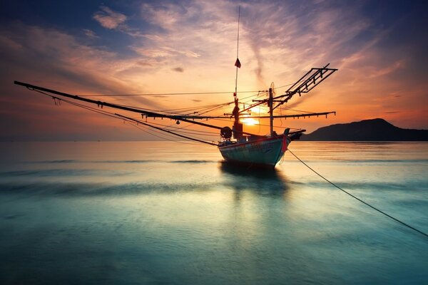 Carta da parati barca sullo sfondo del tramonto