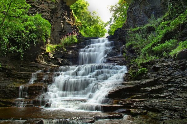 Belle cascade naturelle sous l arche