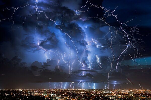 Fulmine sullo sfondo del cielo notturno