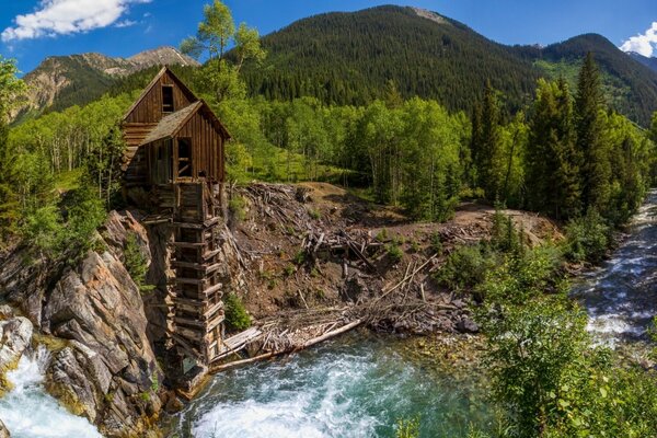 Wassermühle am Flussufer