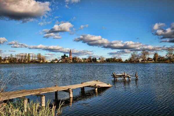 Panorama del lago con molo fatiscente