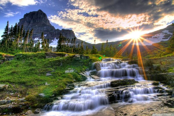 Montaña con cascada a la luz del sol