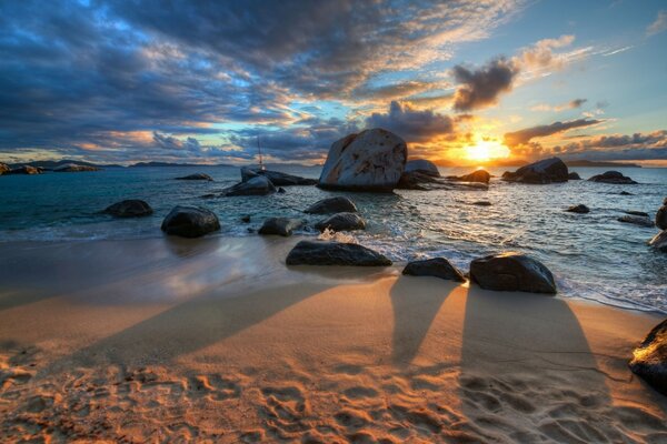 Piedras de arena en el fondo de la puesta de sol