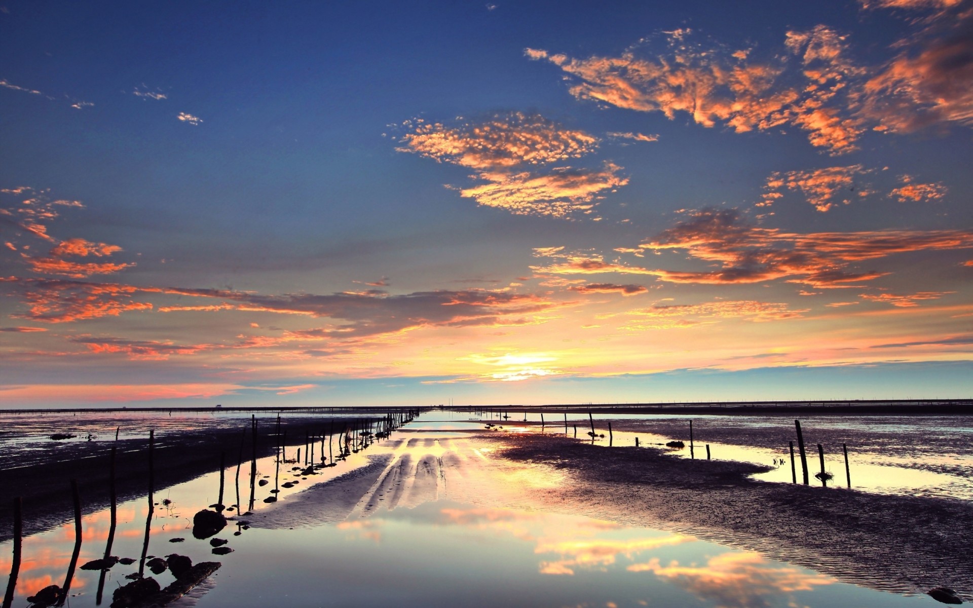 bagnato tramonto cielo riflusso notte nuvole rosa sabbia pozzanghere