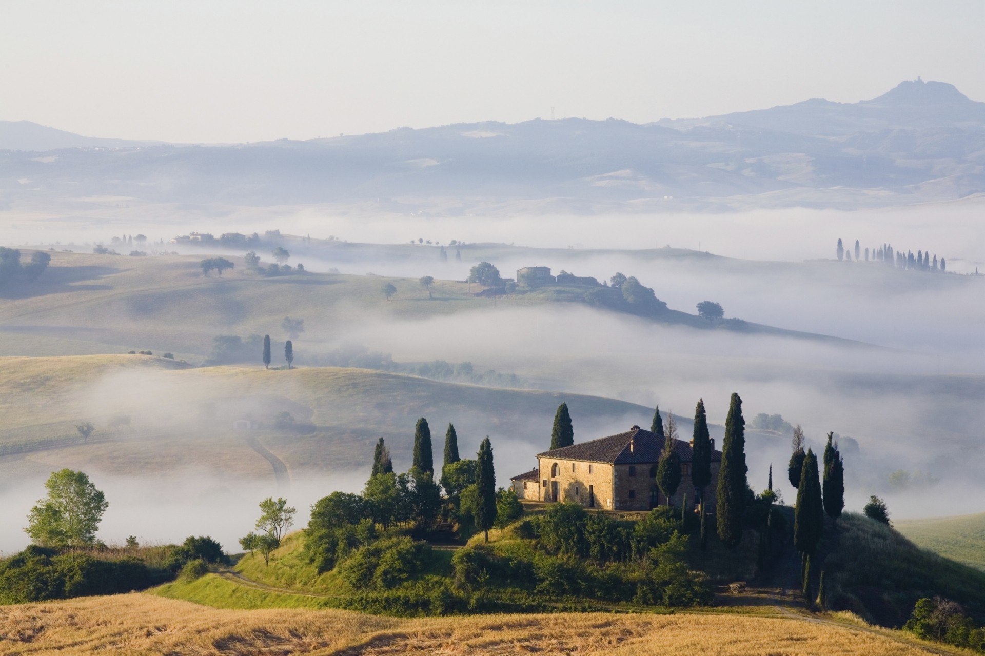 brouillard toscane collines matin nature paysage maison