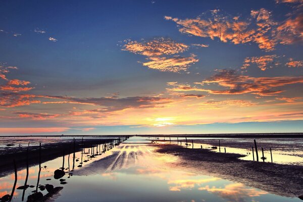 Comment beau coucher de soleil dans la couleur rose des nuages moelleux