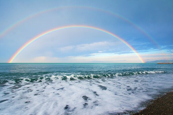 Due arcobaleni sopra l orizzonte del mare
