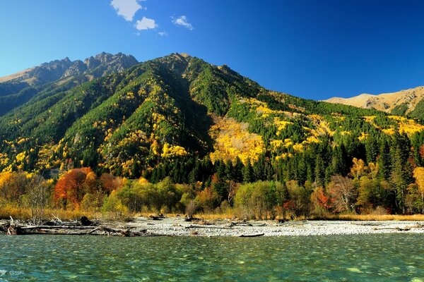 Montañas de otoño en el fondo del río