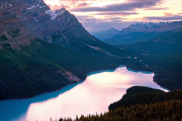 Lac dans le parc National Banff