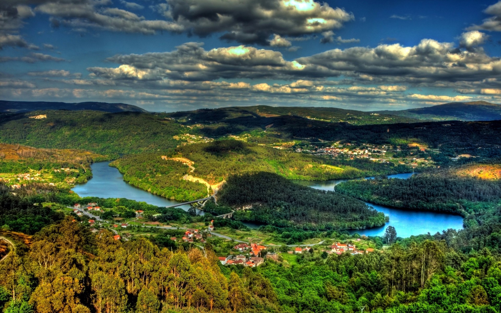 contraste paysage vue rivière collines ombres haut île ciel ville nuages forêts lumineux