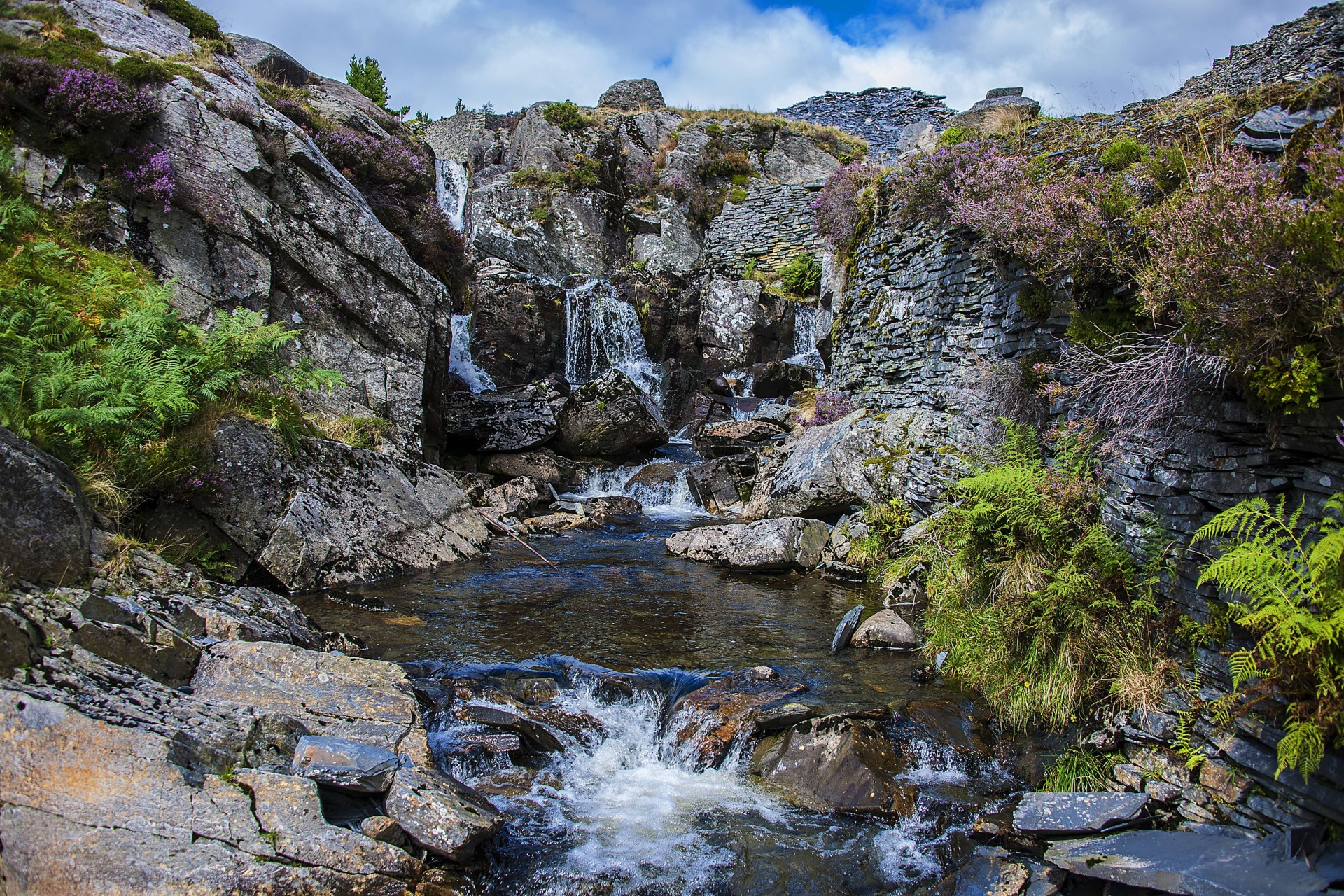 paesaggio cascata fiume regno unito snowdonia rocce