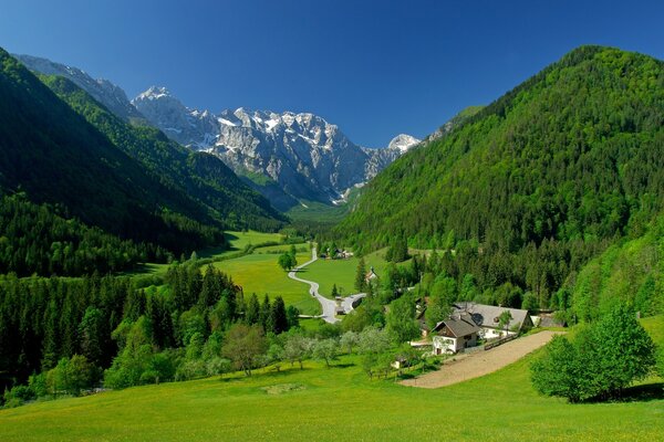 Grüne Frühlingslandschaft in der Toskana. Blick auf die Berge