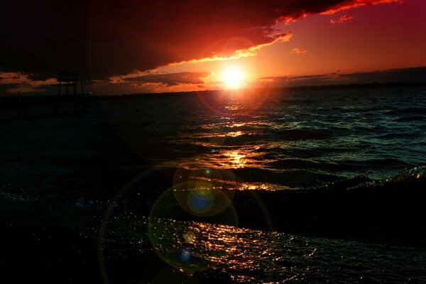 Magiczny zachód słońca nad morzem w nocy
