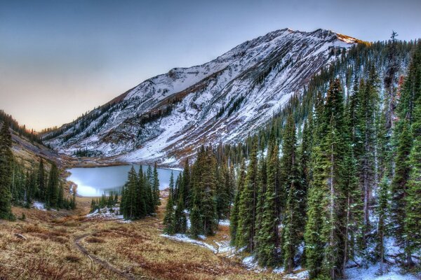 Die Landschaft der Rocky Mountains und der herrliche See