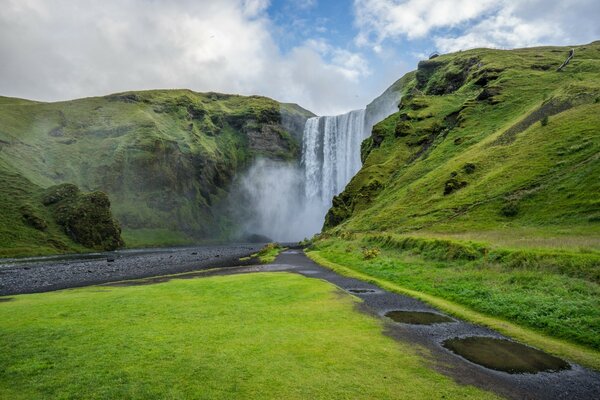 Cascata di Skogaphos in Islanda di giorno