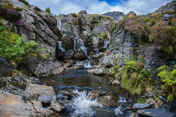 Ein Wasserfall und ein Fluss in den Felsen in Großbritannien