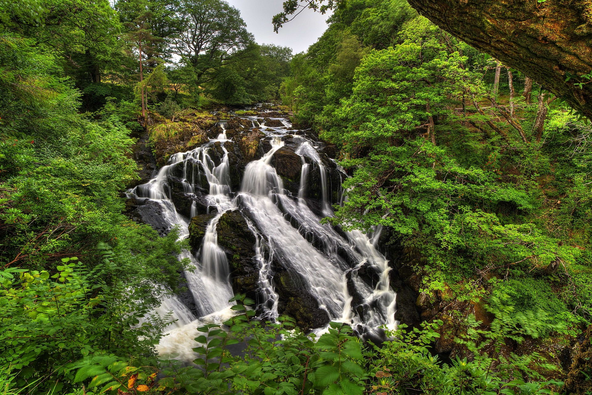 reino unido snowdonia cascada