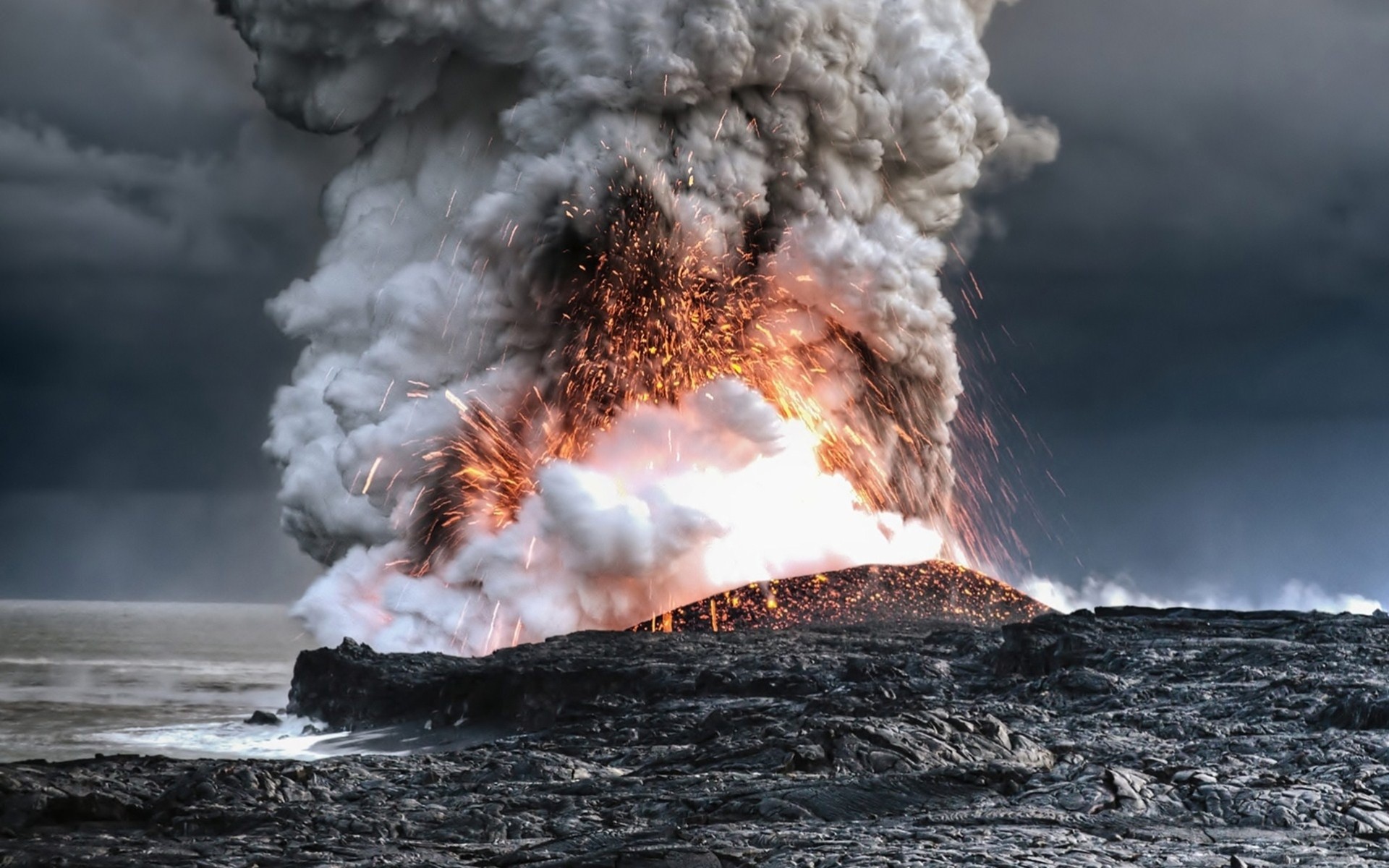 erupción humo lava chispas volcán