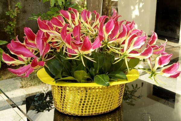 Blumen auf dem Tisch in einem glänzenden Hut