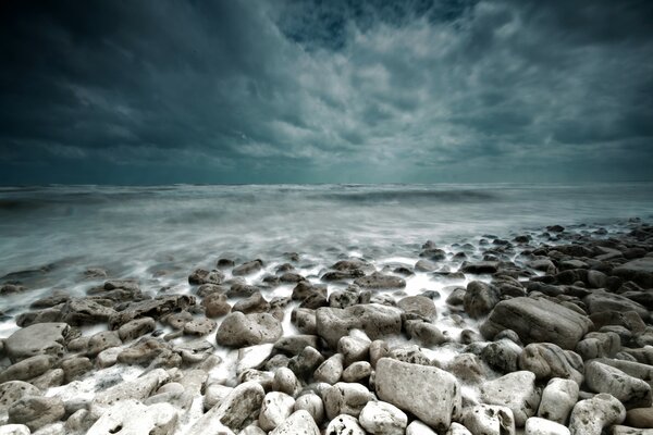 Paisaje de la costa de piedra en tonos azules
