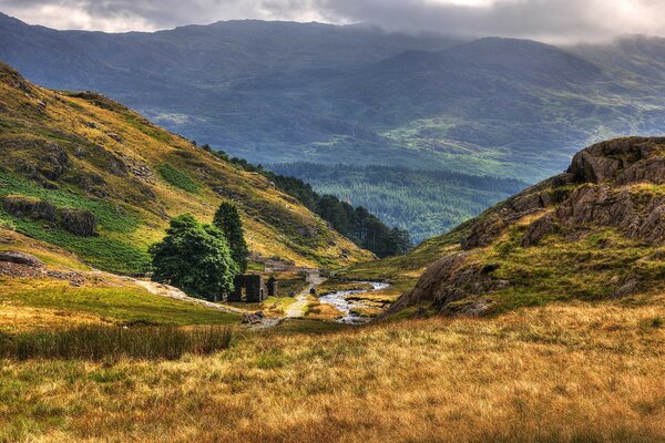 Landschaft mit britischem Gebirgsfluss