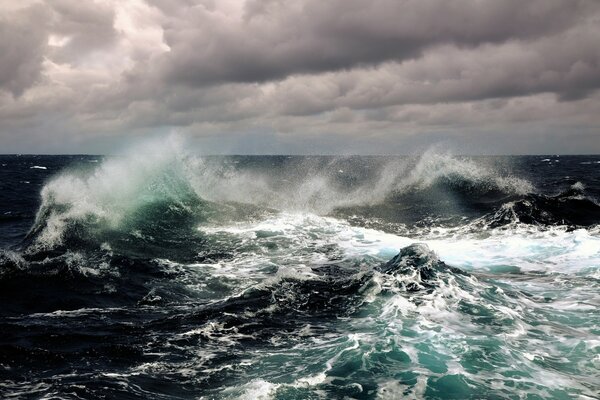 Vagues levées du vent par temps nuageux